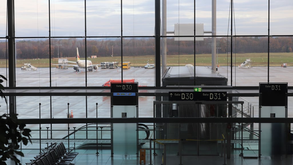 Notausgänge führen zum Rollfeld.