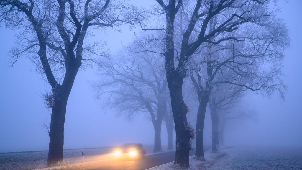 Autofahrer sollten auf den Straßen wegen Glätte besonders vorsichtig fahren. (Symbolbild)