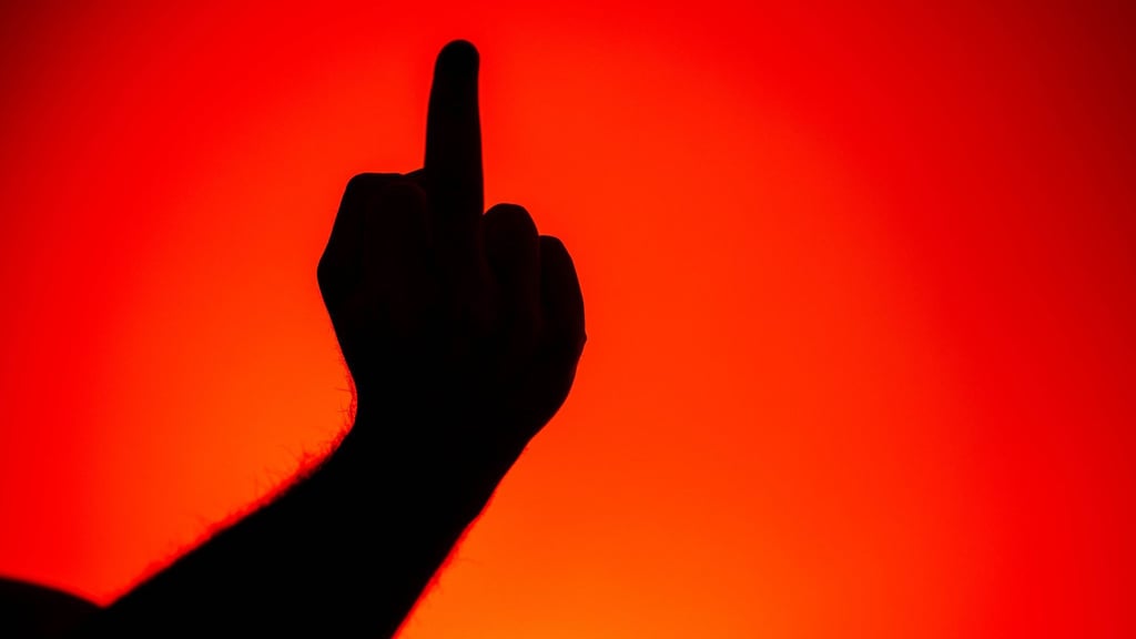 Weint die Schichtmutter oder nicht? Ein Gericht entschied: Vulgäre Kritik ist nicht automatisch ein Kündigungsgrund.