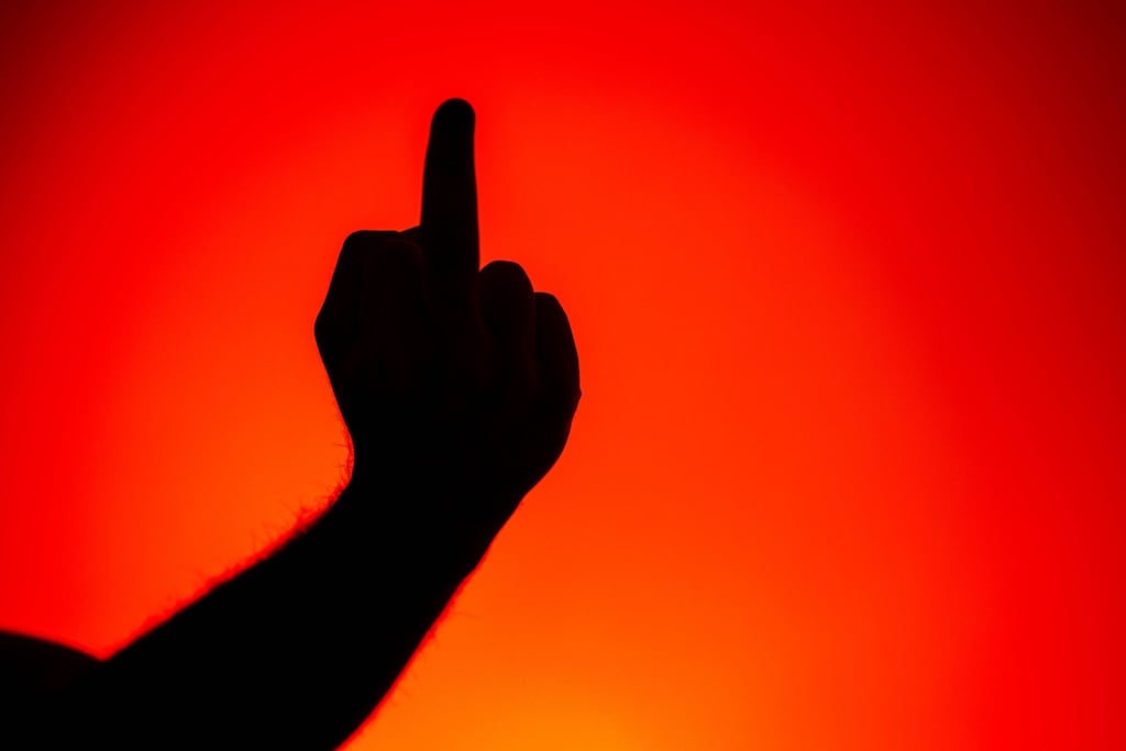 Weint die Schichtmutter oder nicht? Ein Gericht entschied: Vulgäre Kritik ist nicht automatisch ein Kündigungsgrund.