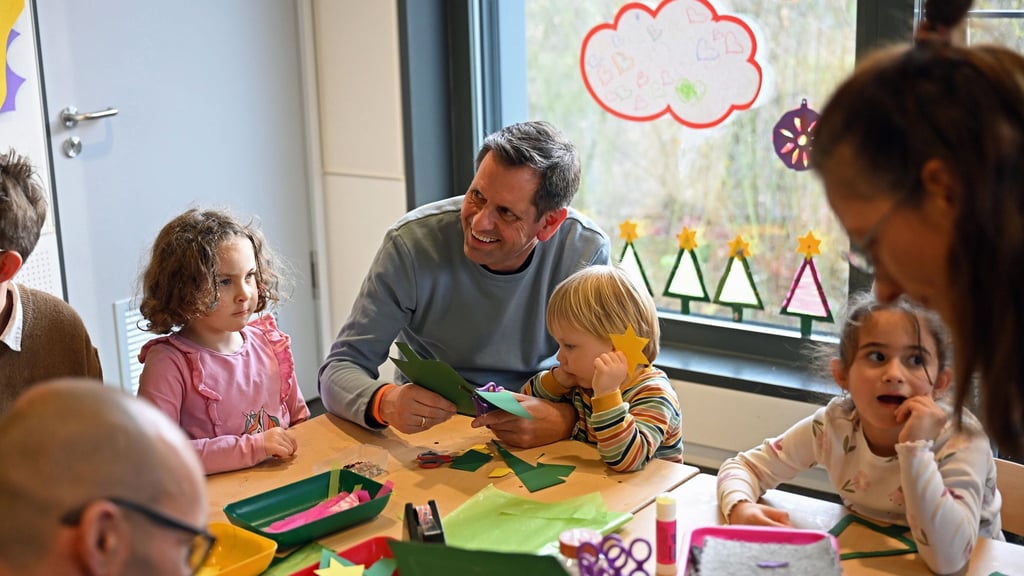 Olaf Lies bastelte mit den Kindern Weihnachtsdekoration.