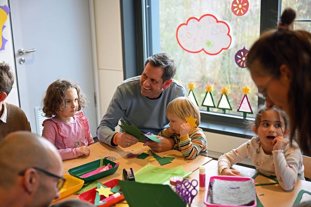 Olaf Lies bastelte mit den Kindern Weihnachtsdekoration.