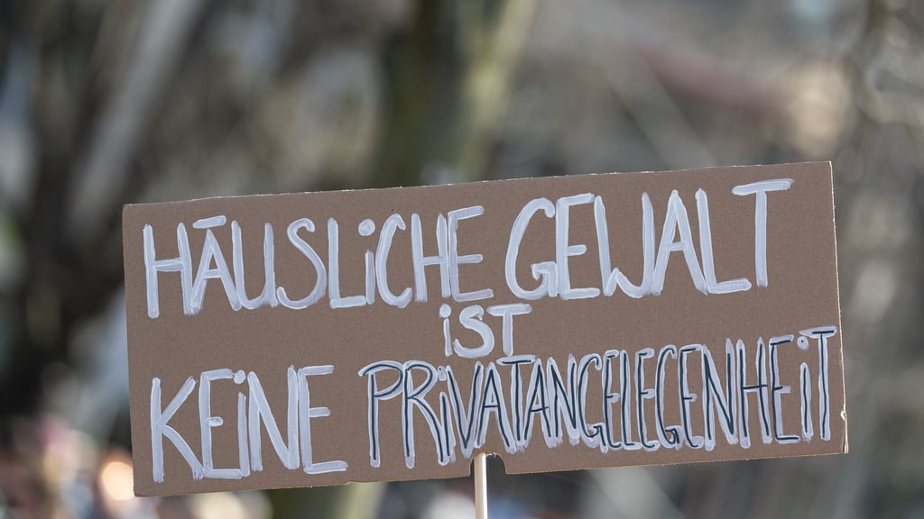 Rund 80 Prozent der betroffenen Menschen, die Gewalt in der Partnerschaft erleben, sind Frauen (Archivbild).