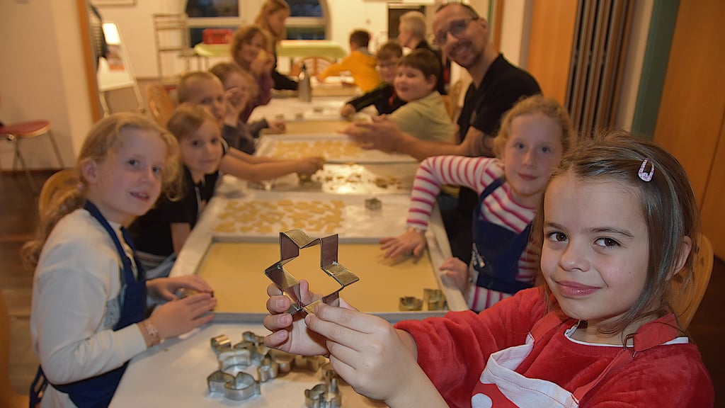Fröhlicher Backspaß in der Kulturfabrik: Kinder stechen gemeinsam mit Bäckermeister Denni Nitzschke Plätzchen aus.
