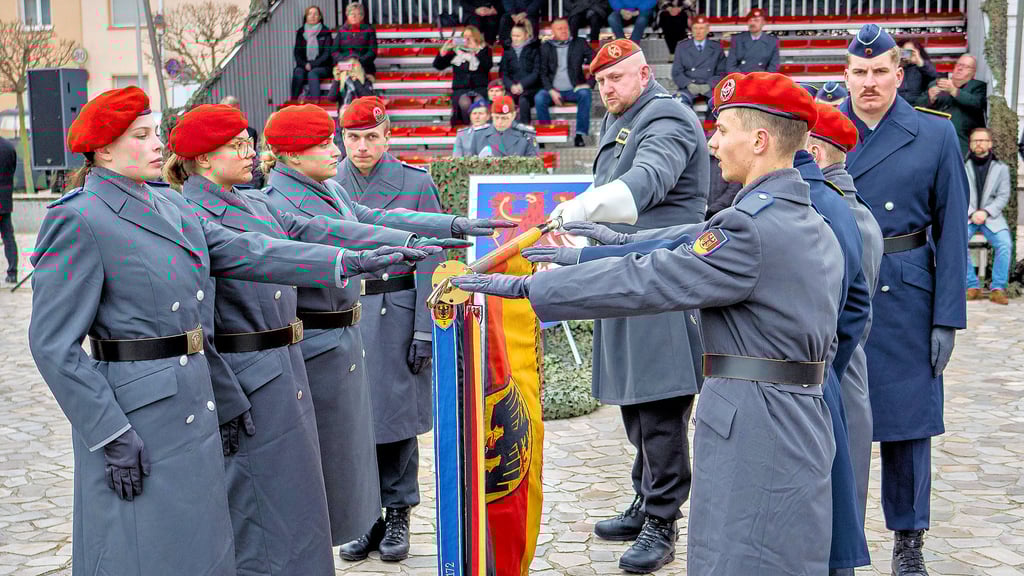 Anfang März 2023 fand auf Gommerns Platz des Friedens ein öffentliches Gelöbnis von Bundeswehrrekruten statt. 