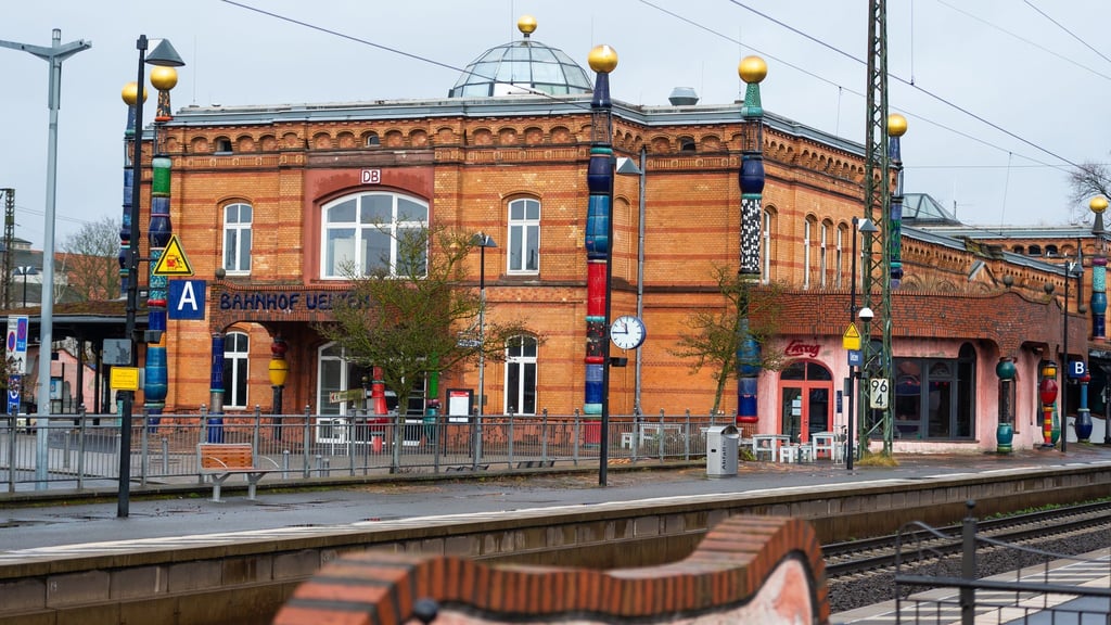 Der Hunderwasser-Bahnhof in Uelzen ist 25 Jahre alt. (Archivbild)