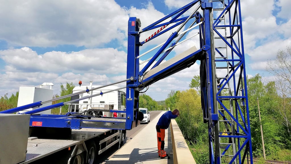 Regelmäßig finden an der Brücke in Tröglitz Untersuchungen statt, hier im Mai 2022. Jetzt wurde ein Neubau der Betonspannbrücke europaweit ausgeschreiben.    