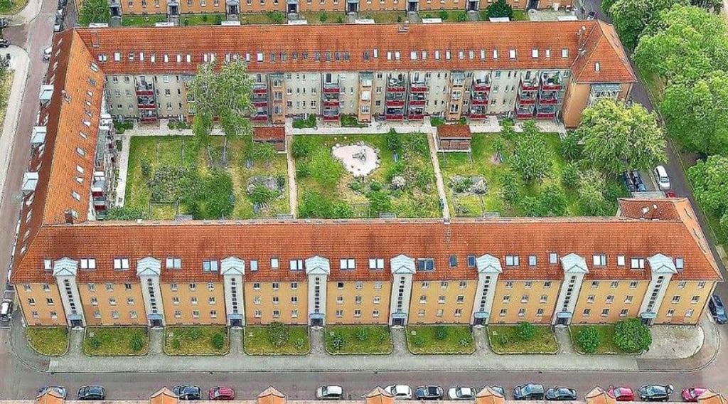 Begrünte, neu modellierte und mit Regenwasser versorgte Innenhöfe im halleschen Lutherviertel.