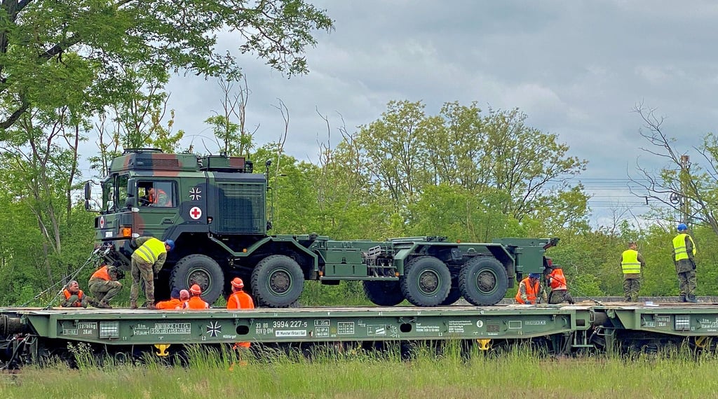 Im Mai probte das Weißenfelser Sanitätsregiment in Zeithain eine Bahnverladung als Vorbereitung einer Nato-Übung in Litauen. 