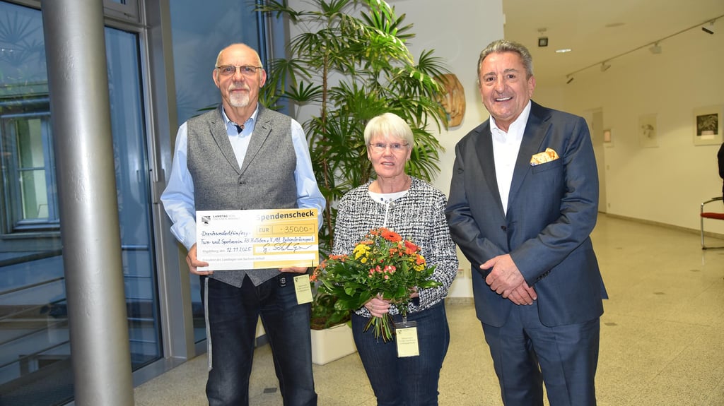 Die Geehrten aus dem Saalekreis mit dem Landtagspräsidenten: Edgar und Sabine Salewski (TSV Holleben) mit Gunnar Schellenberger (v. l.)