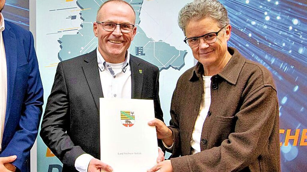   Ministerin Lydia Hüskens übergibt   Bürgermeister Mark Fischer die Förderbescheide.  