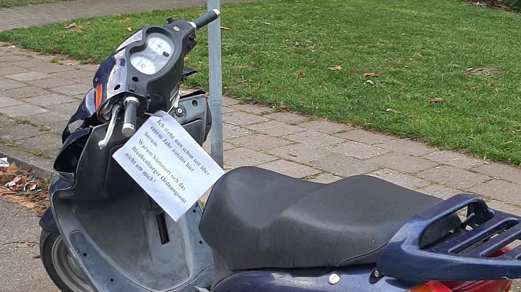 Der verwaiste Motorroller im Blankenburger Wohngebiet Regenstein. Kurz nach der Anfrage an die Stadtverwaltung wurde das Fahrzeug entfernt.