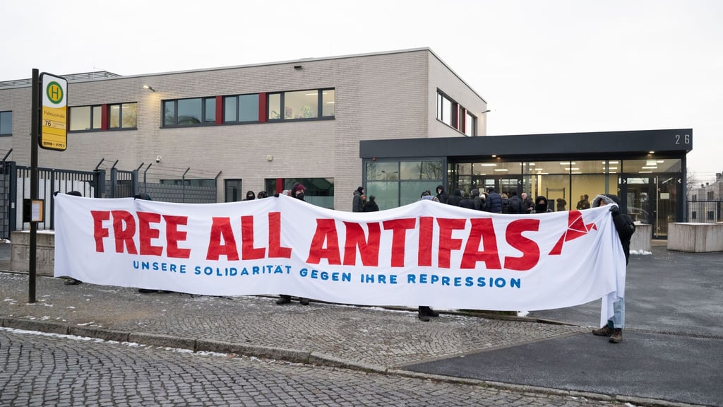 Sieben mutmaßliche Linksextremisten müssen sich vor dem Oberlandesgericht Dresden verantworten.