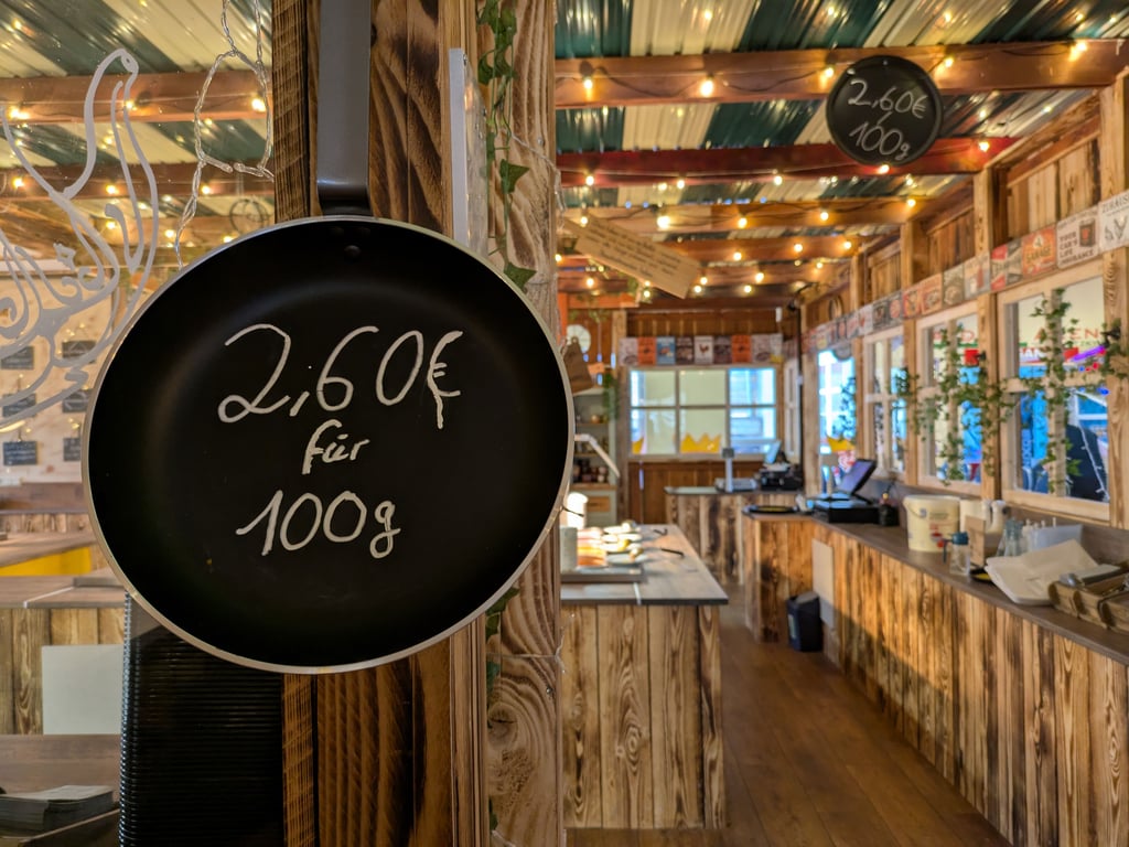 Im Restaurant „Am Kleinen Waldsee“ im Ferienpark Plötzky wurde das Angebot von à la carte auf Buffet umgestellt. Was der Gast bezahlen muss, hängt vom Gewicht auf seinem Teller ab.