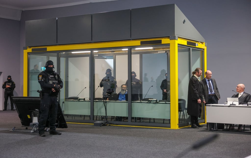 Der Angeklagte Taleb A sitztin einem kugelsicheren Glaskasten im Gerichtssaal im temporären Gerichtsgebäude des Landgerichtes Magdeburg. 