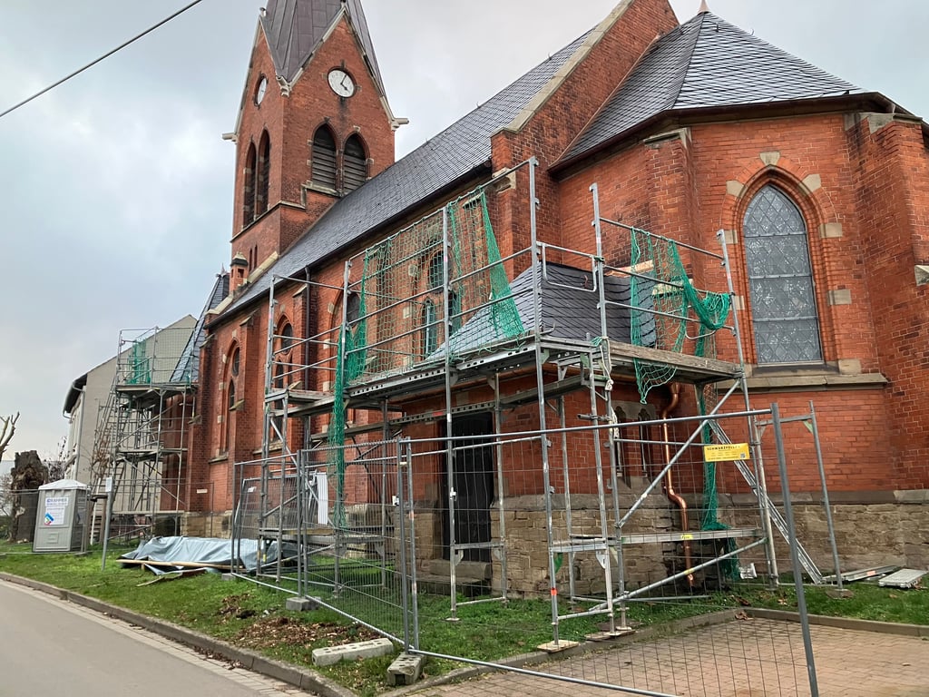 Die letzten Arbeiten an der Außenhülle der Kirche in Thürungen.  