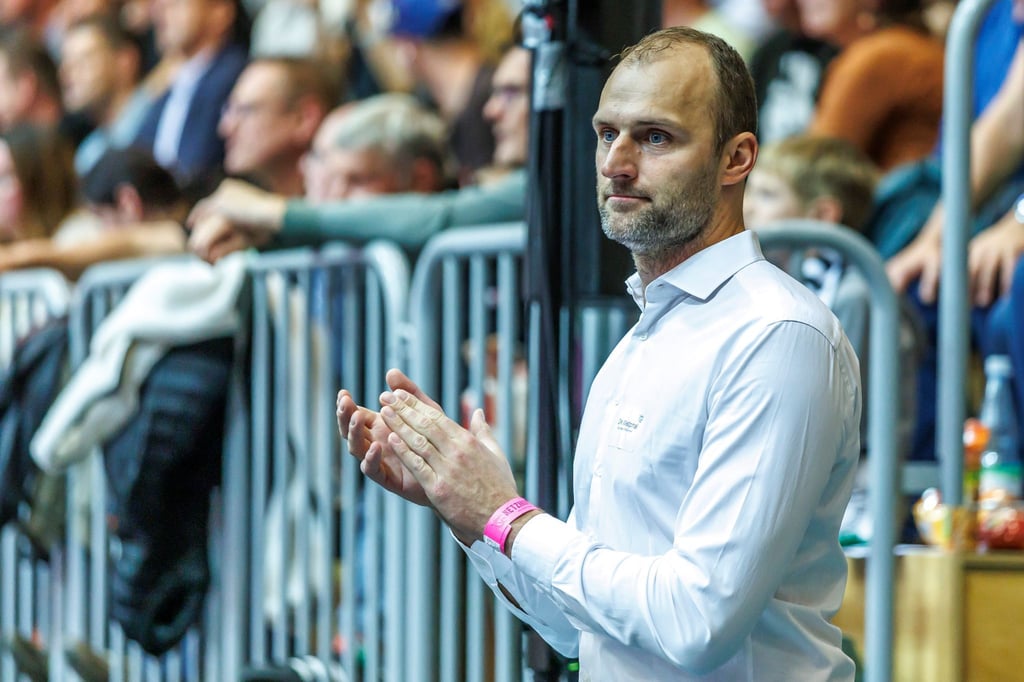 Netzhoppers-Geschäftsführer Dirk Westphal prüft den Zuschauerzuspruch in Potsdam. (Archivbild)