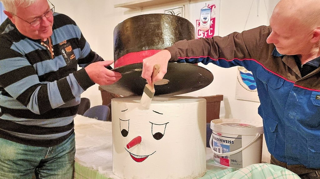 Erst entstauben und dann auffrischen: Eckhard Nix (li.) und Rainer Bialek vom Gatersleber Karnevalsverein richten das Maskottchen der Waldweihnacht wieder her.