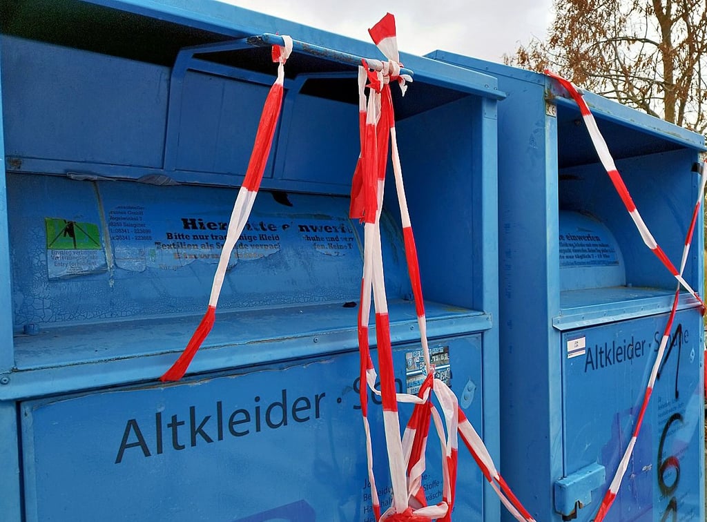 Einer der allerletzten Altkleidercontainer in Salzwedel auf dem Parkplatz des Jawoll-Marktes ist mit Absperrband verschlossen. 
