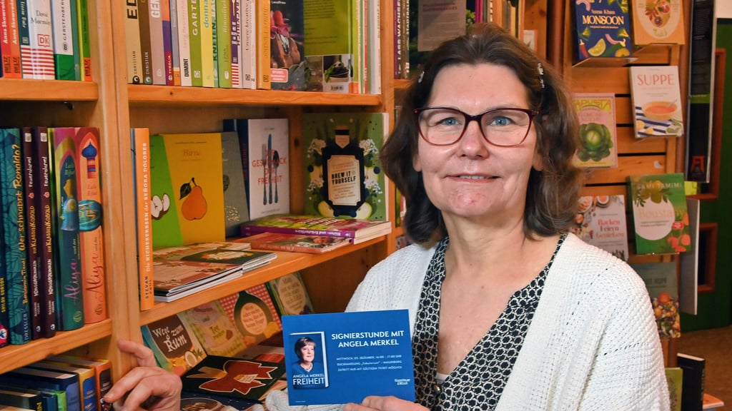 Dorle Lange, Inhaberin der Buchhandlung „Fabularium“ im Hundertwasserhaus empfängt Bundeskanzlerin a. D. Angela Merkel in ihrer Magdeburger Buchhandlung zu einer Signierstunde.