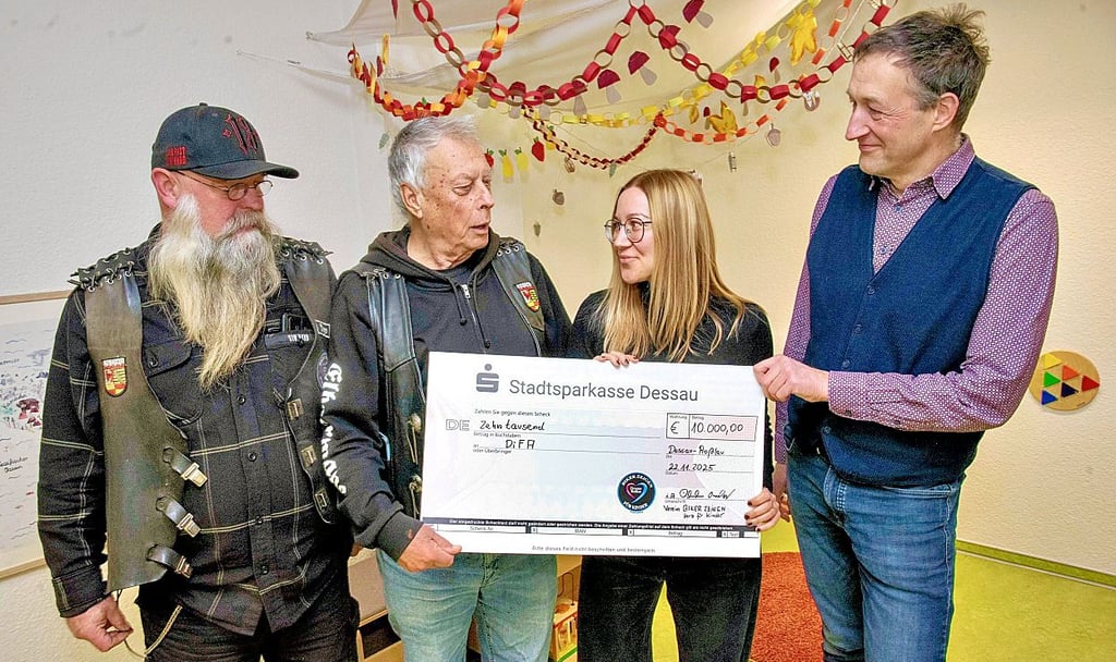 Ingo Ondrey und Karl-Heinz Richter von  „Biker zeigen Herz für Kinder“ übergeben einen Spendenscheck an Ruth Bösener  von der Difa Frühförderstelle und Tobias Nahlik vom Behindertenverband Dessau (v.l.n.r.). 