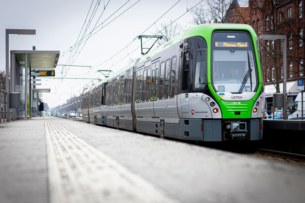 Eine Straßenbahn erfasst am Morgen eine Fußgängerin in Hannover. (Archivbild)