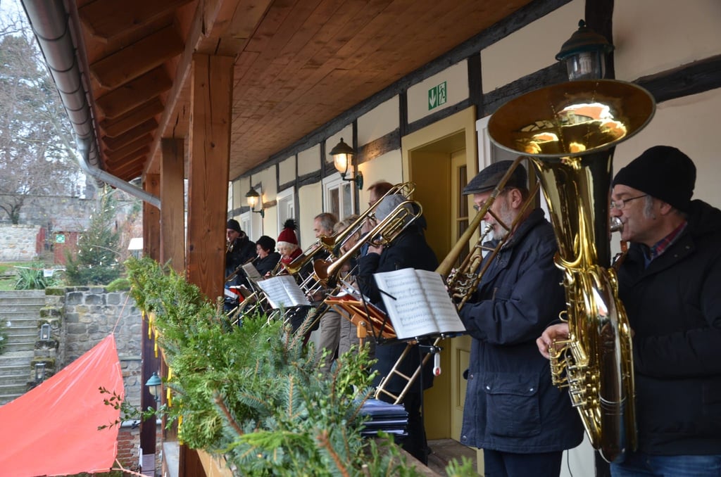 Nach Jahren der Pause ist beim  „Advent in den Höfen“ ein traditioneller Hof wieder neu dabei; Besucher erwartet ein „Rotarischer Hofzauber“ unter anderem mit Bläsermusik. 