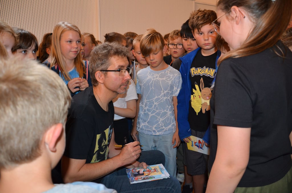 Der Blankenburger Thomas Rackwitz ist einer der gefragtesten Schriftsteller Sachsen-Anhalts. Hier erfüllt er beim Lesesommer XXL in Zerbst zahlreiche Autogrammwünsche von den Fans seiner Buchreihe „Doktor Benx“.
