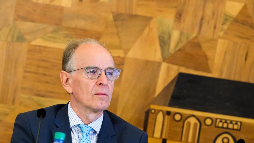 Auch die Aufarbeitung sexualisierter Gewalt wird Landesbischof Ralf Meister bei der Synode beschäftigen. (Archivbild)