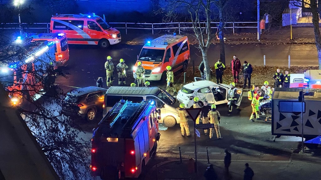 Einsatzkräfte der Feuerwehr und des Rettungsdienstes arbeiten an der Unfallstelle in Berlin-Moabit.