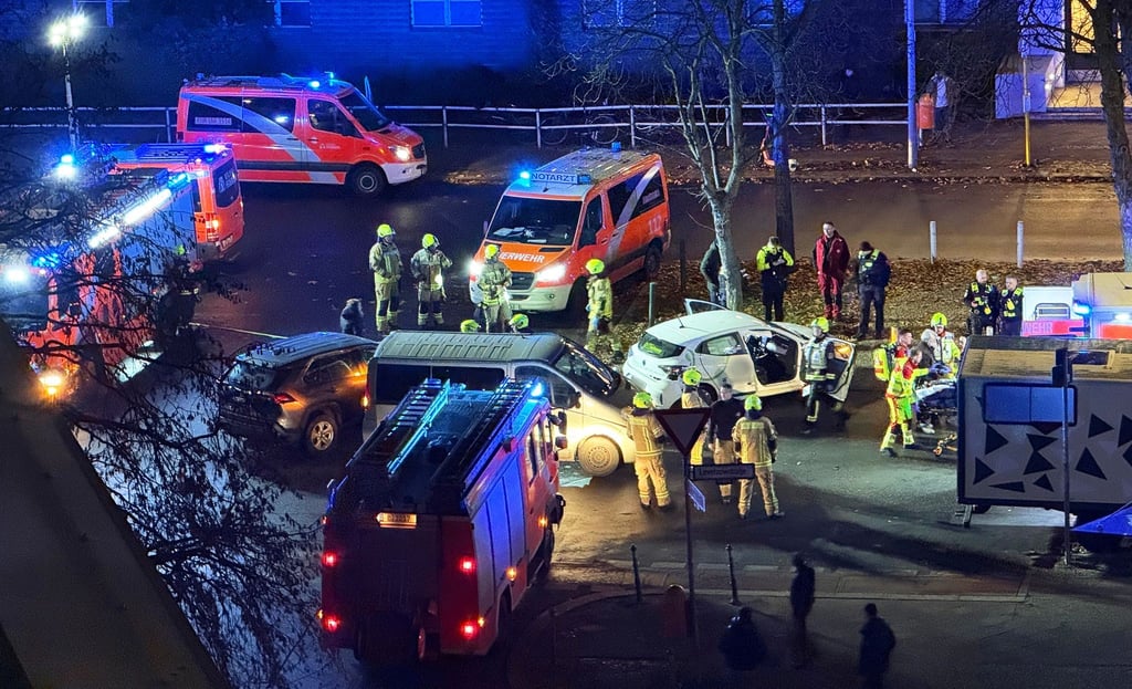 Einsatzkräfte der Feuerwehr und des Rettungsdienstes arbeiten an der Unfallstelle in Berlin-Moabit.