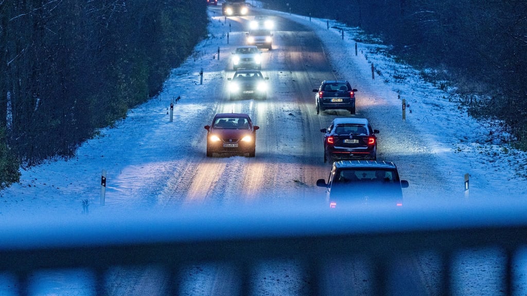 Besonders im Süden und im Osten müssen sich Autofahrer am Dienstag auf glatte Straßen einstellen.