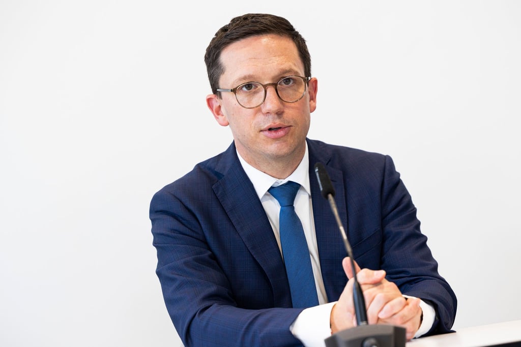 Gleich drei Hochschulen aus Niedersachsen machen beim Exzellenzuni-Wettbewerb des Bundes mit - Wissenschaftsminister Falko Mohrs (SPD) zeigt sich zuversichtlich bei den Erfolgschancen. (Archivbild)