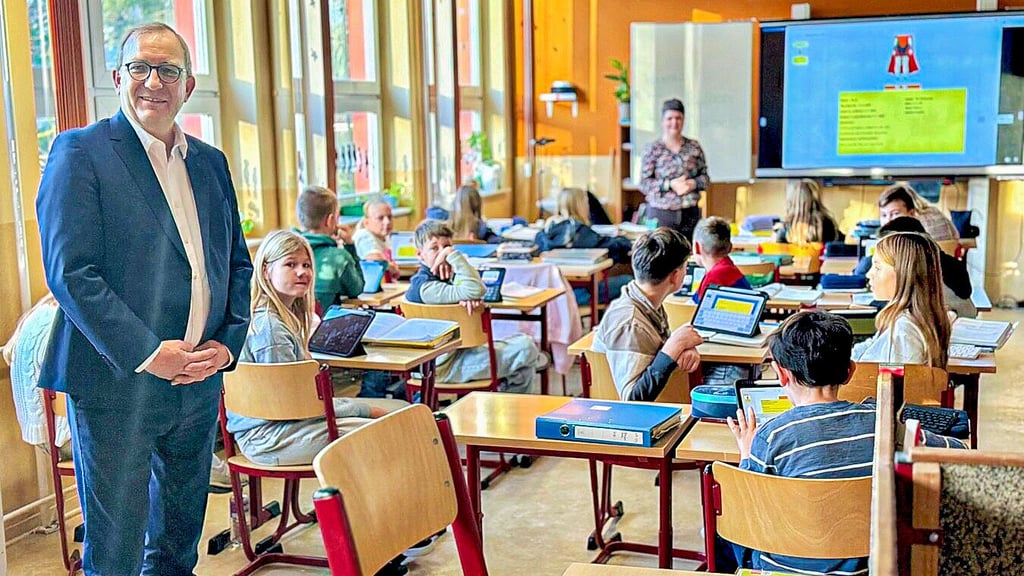 Markus Bauer schaute bei seinem  Besuch in der Schule auch bei einer fünften Klasse im Englisch-Unterricht rein. 
