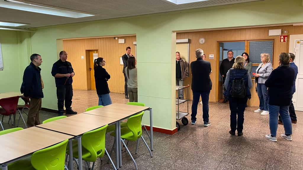 Die Sekundarschule in Parey hat Sanierungsbedarf. Dem Blidungsausschuss des Kreistages sind die wichtigsten Stellen gezeigt worden.