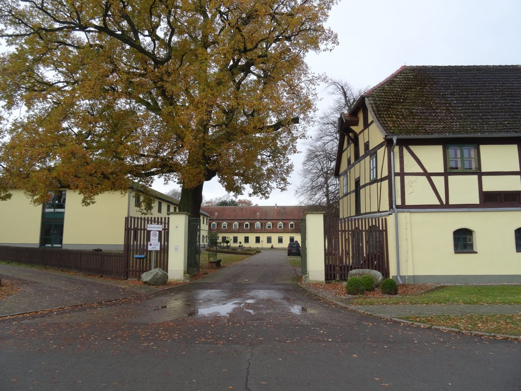 Blick auf das Sozialtherapeutische Zentrum Gut Priemern bei Osterburg (Altmark), das Häuser in mehreren Orten der näheren Umgebung hat. 