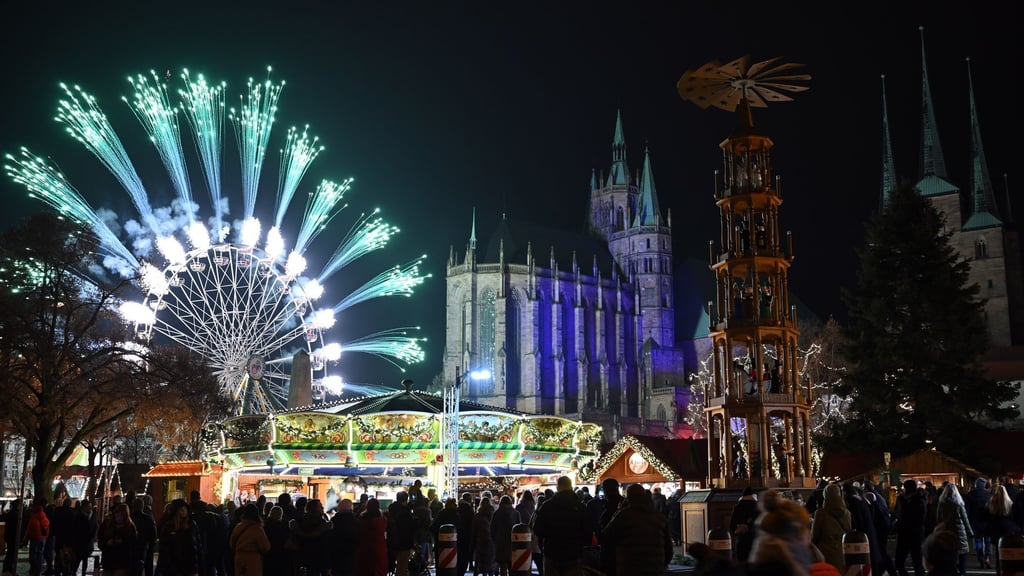 Vor der Kulisse von Dom und Severikirche hat am Dienstag der Erfurter Weihnachtsmarkt geöffnet.