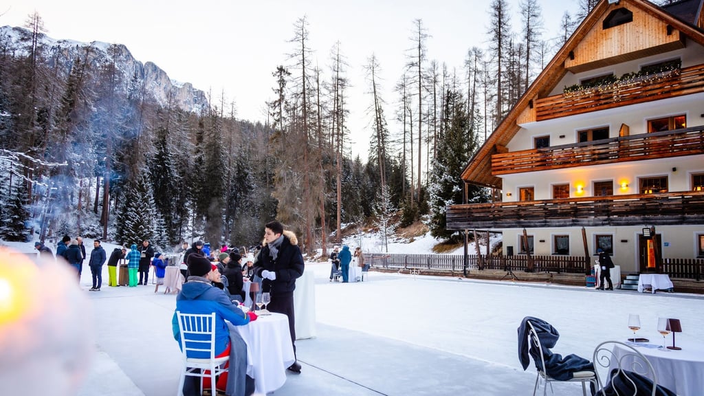 Eisig eingedeckt: speisen auf dem gefrorenen Sompunt-See in Alta Badia.