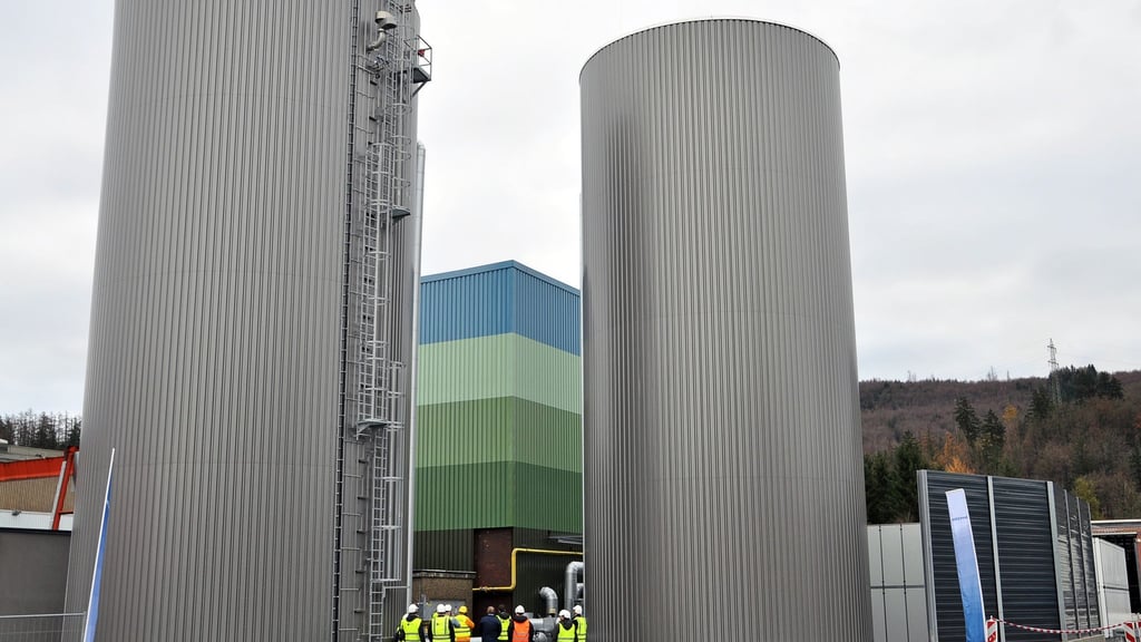 Zwei Heißwasser-Pufferspeicher speichern heißes Wasser für die Wärmepumpen-Heizung des Energiedienstleisters Getec. Beheizt wird damit der Standort des Anlagenbauers SMS Group in Hilchenbach.