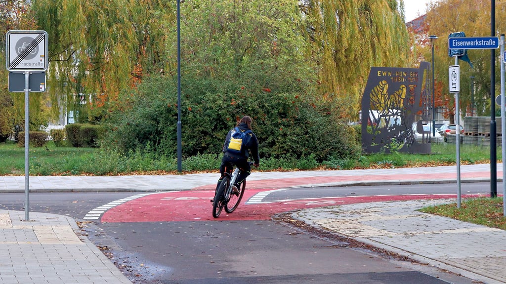 In Calbe ist die zweite Radfahrerstraße eröffnet worden. So verbindet die Neue Wohnstadt mit der Barbyer Straße. Radfahrer haben hier Vorfahrt, weist die Stadt hin. 