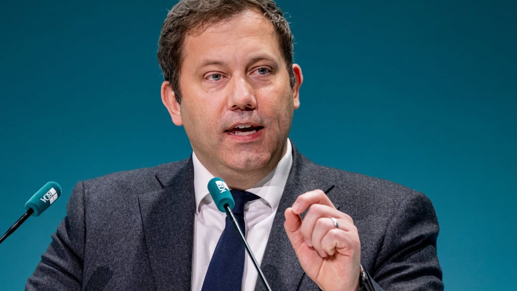 SPD-Chef Lars Klingbeil will im Rentenstreit hart bleiben.