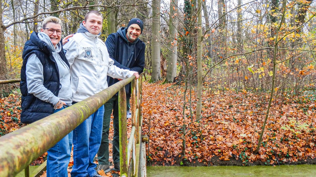 Volksstimme-Aktion „Leser helfen 2025“: Der Zehrengraben am Sozialtherapeutischen Zentrum Gut Priemern bei Osterburg (Altmark) würde sich super zum Kanufahren eignen. Von vorn: Ramona Lenz, Marius Michaelis, Rainer Franke.