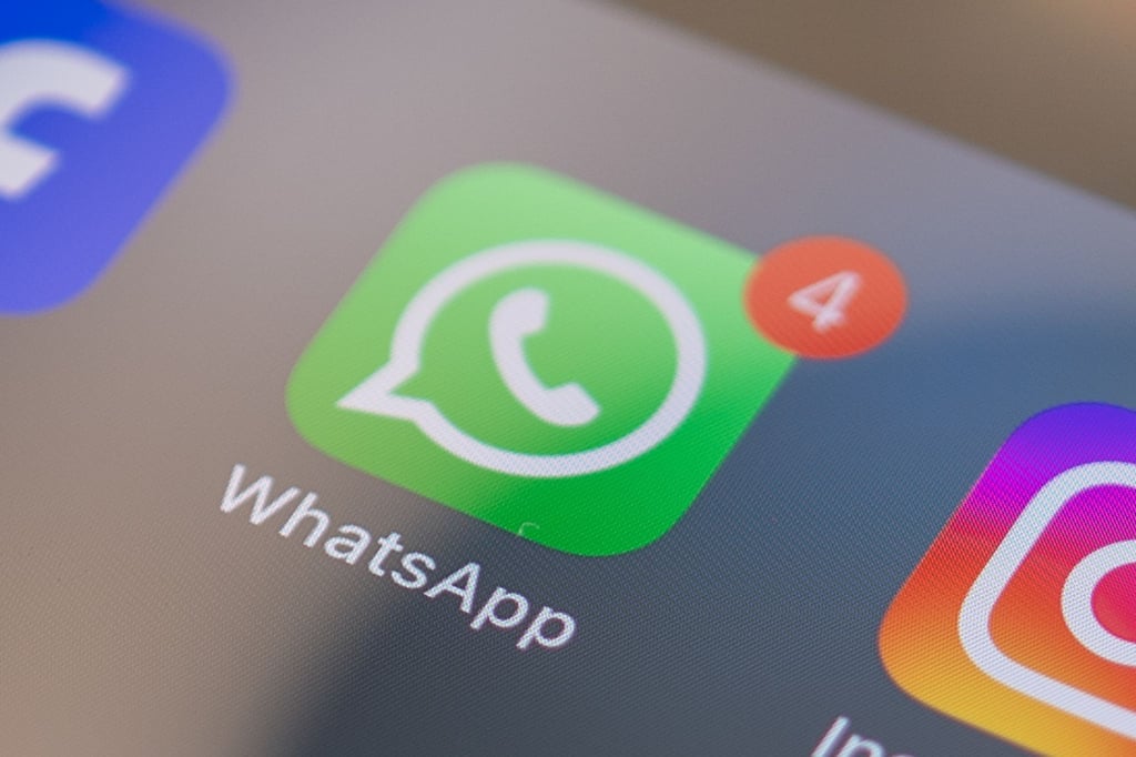 Profil‑Infos bei WhatsApp lassen sich nun mit Emojis und Text aufpeppen – die Funktion wird schrittweise ausgerollt.