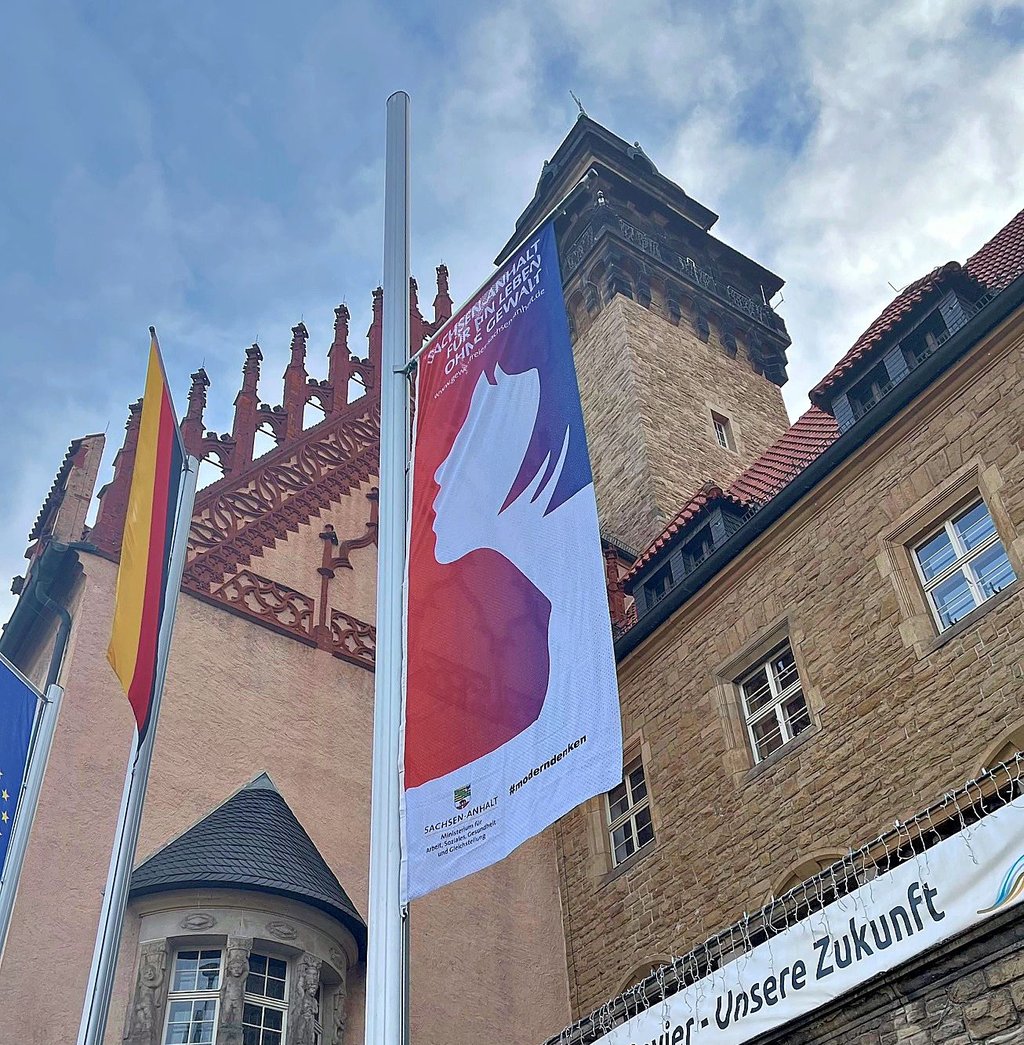 Die  Fahne am Zeitzer Rathaus weht bis zum 10. Dezember. 