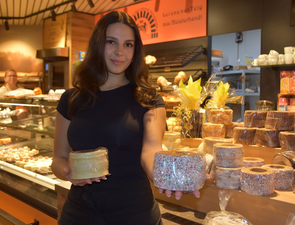 Lara Fabian, die in der Schaubäckerei in Calvörde aushilft, zeigt die Vielfalt der Baumkuchen.