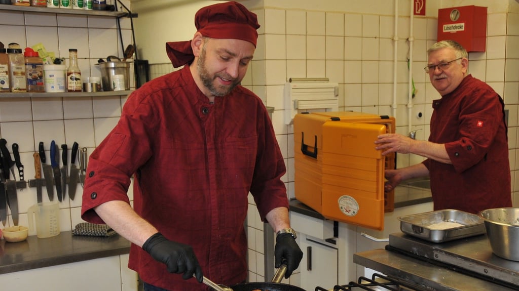 Inhaber Christian Trieger wird von seinem Vater Hanno in der Küche unterstützt. Der Familienbetrieb hat auf Liefer- und Abholservice sowie Veranstaltungen umgestellt.