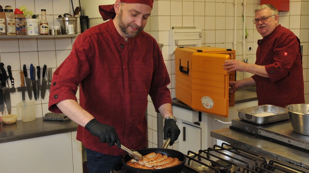 Inhaber Christian Trieger wird von seinem Vater Hanno in der Küche unterstützt. Der Familienbetrieb hat auf Liefer- und Abholservice sowie Veranstaltungen umgestellt.