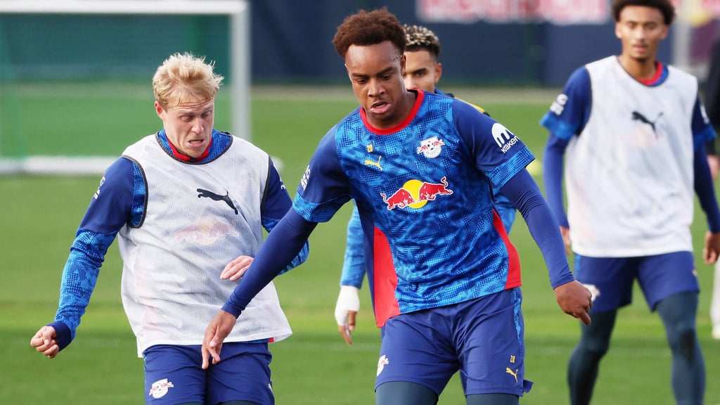 RB-Youngster Ouedraogo (im Zweikampf rechts) fällt bis zum Saisonende aus. Xaver Schlager (links) kann ihn ersetzen.