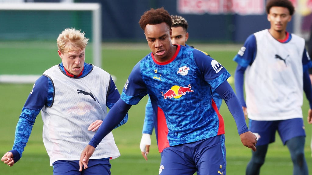 RB-Youngster Ouedraogo (im Zweikampf rechts) fällt bis zum Saisonende aus. Xaver Schlager (links) kann ihn ersetzen.