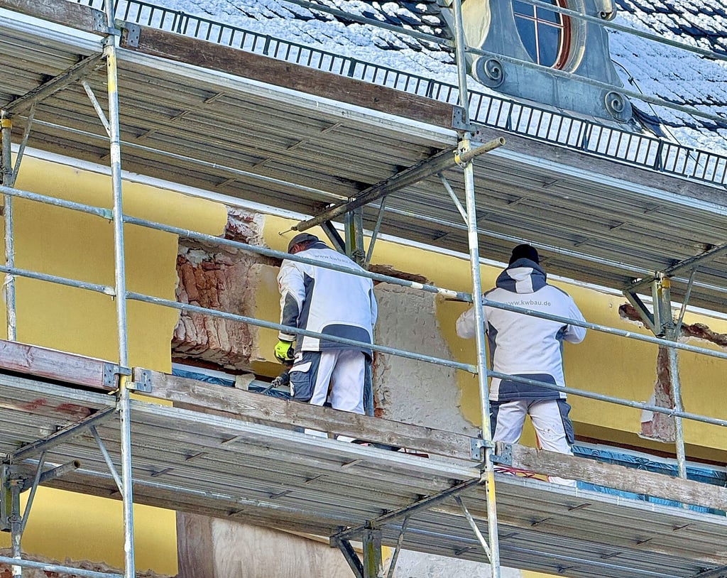 An der Fassade werden Schäden  repariert. Arbeiten, die viel Zeit in Anspruch nehmen. 